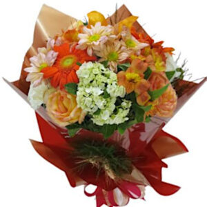 BQ-55LA: Buquê com mix de flores da época em tom laranja